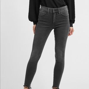 Mid rise women’s skinny jeans in color dark gray